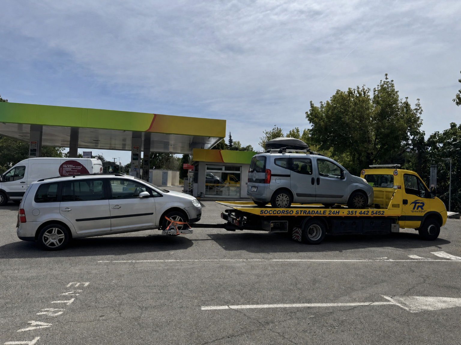 Carroattrezzi TR Auto visto di fianco con automobile caricata e numero di telefono H24